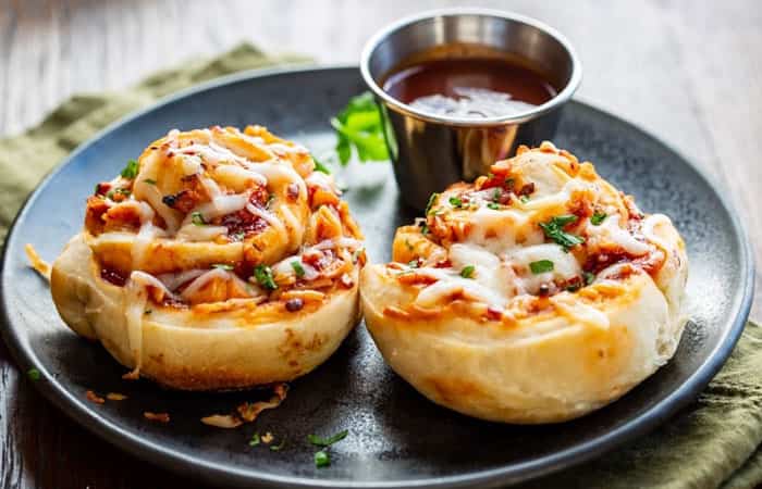 rollitos-de-pizza-con-salsa Recetas de rollitos: Rollitos de pizza con salsa barbacoa