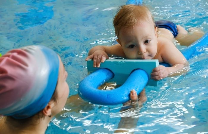 Bebé aprendiendo en la piscina con monitora y churro Consejos e indicaciones para que los niños sean autónomos en el agua, bebé