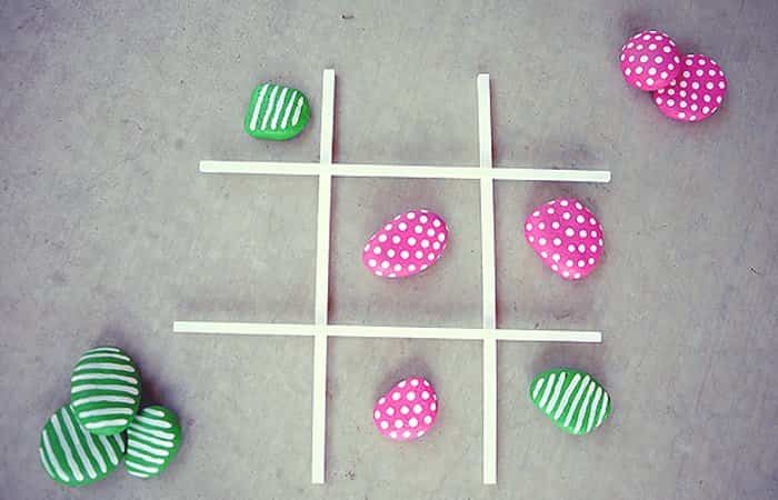 juegos de mesa hechos con piedras: tres en raya