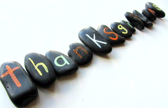 juegos de mesa hechos con piedras: dominó, ahorcado o Scrabble 
