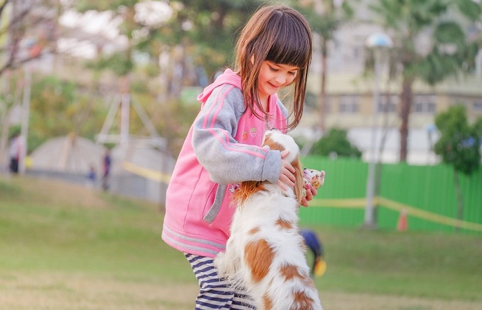 Beneficios para los niños de tener una mascota en casa España Beneficios para los niños de tener una mascota en casa jóvenes
