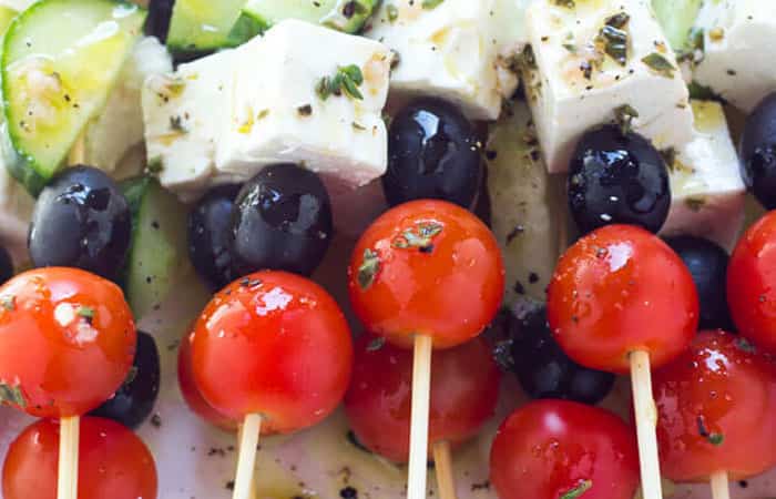 brochetas-de-ensalada-griega Recetas de brochetas: pinchos de ensalada griega