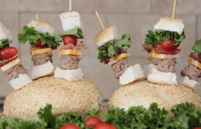 brochetas-de-mini-hamburguesas Recetas de brochetas: mini burger con beicon y queso