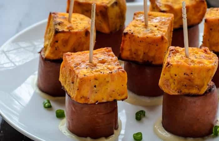brochetas-de-salchicha-y-batata Recetas de salchicha: Pinchos de salchicha y batata asada