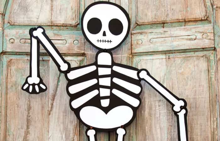 decoracion_fiestas_halloween_esqueleto_gigante_con_plantilla_para_descargar_e_imprimir decoración de Halloween: esqueleto