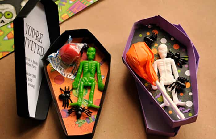 invitación-halloween-ataúd-con-regalo tarjetas de Halloween: ataúdes sorpresa