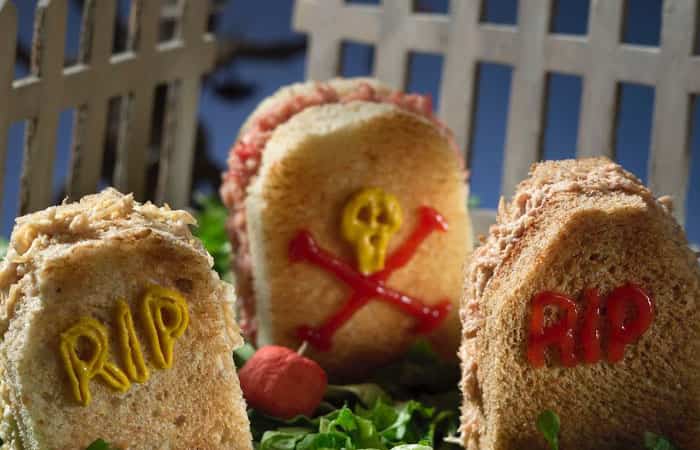 sandwiches-tumbas-halloween Meriendas para Halloween: Sándwich R.I.P.