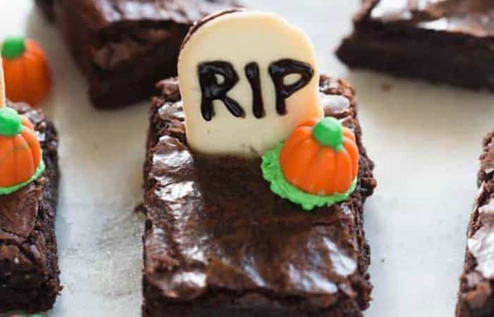 tumbas-de-brownie Meriendas para Halloween: Tumbas de brownie