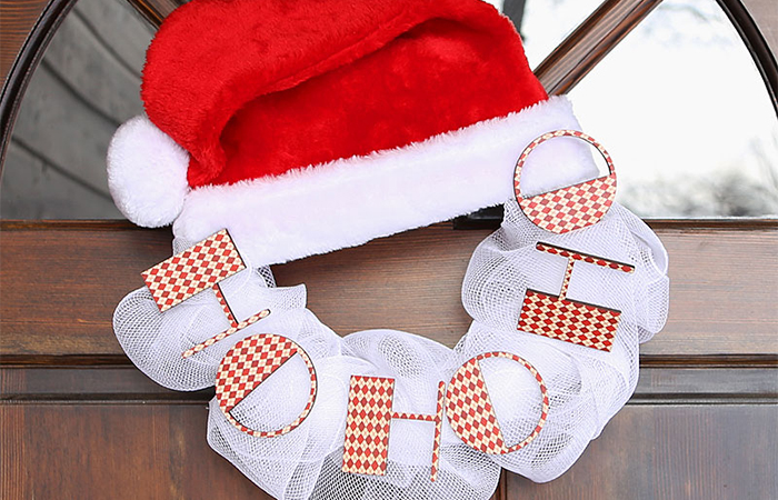 Cómo hacer una corona de Navidad de Papá Noel Corona de Navidad de Papá Noel