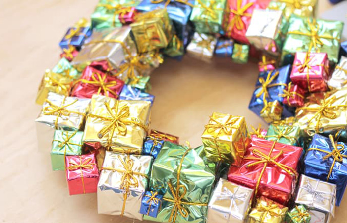 Cómo hacer una corona de regalos Corona de regalos