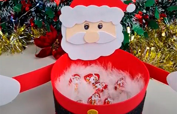Cestillo para dulces hecho con goma EVA y con forma de Papá Noel Actividades de Papá Noel: cestillo con goma EVA