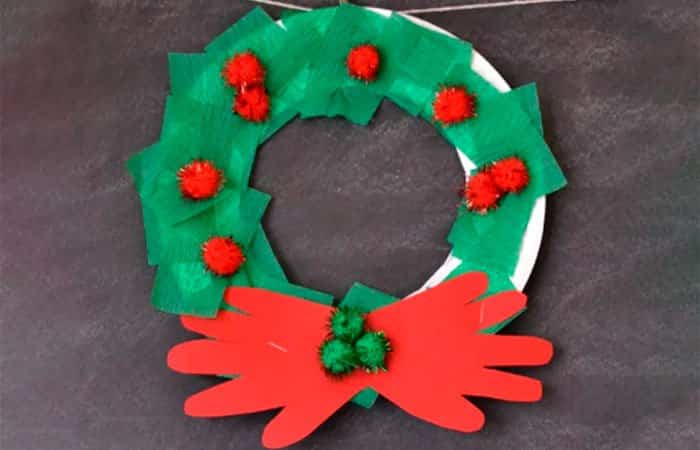 Corona verde y roja con plato desechable, papel pinocho y cartulina Coronas navideñas con platos desechables