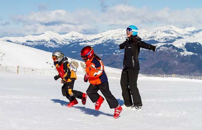 Destinos navideños para ir con niños: En la montaña con nieve Destinos navideños para viajar en familia: Estación de Esquí y Montaña La Molina en Girona