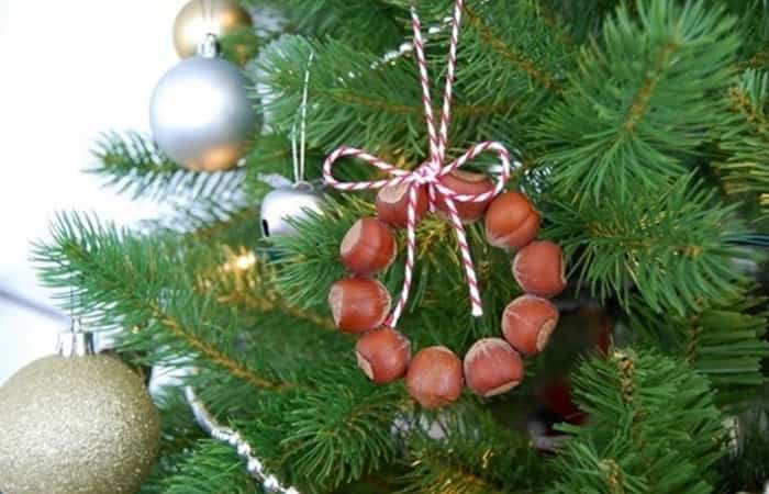 manualidades fáciles coronas de frutos secos Manualidades fáciles para decorar el arbol con niños