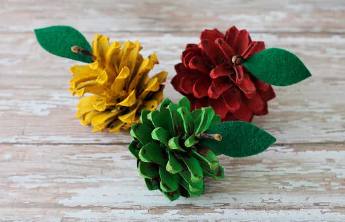 piñas-de-colores Manualidades para Navidad: piñas manzana
