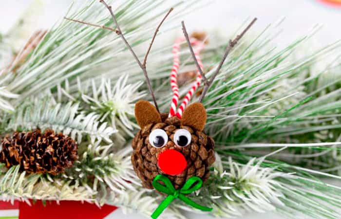 reno-con-piña Manualidades para Navidad: Adorno de gnomo hecho con piña