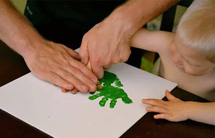 Manualidades navideñas con manos Manualidades navideñas con manos árbol