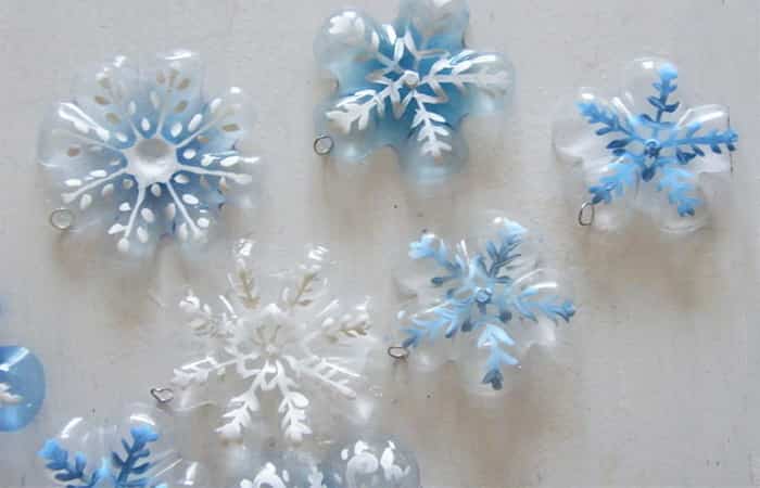 Manualidades de Navidad con plástico estrellas colgantes Manualidades de Navidad con plástico para reciclar