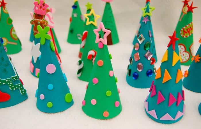 Manualidades navideñas de papel: cómo hacer unos abetos y decorarlos Manualidades navideñas de papel: arbolitos decorados