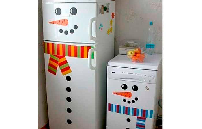 Nevera con decoración de muñeco de nieve en la puerta muñeco de nieve en la puerta de la nevera