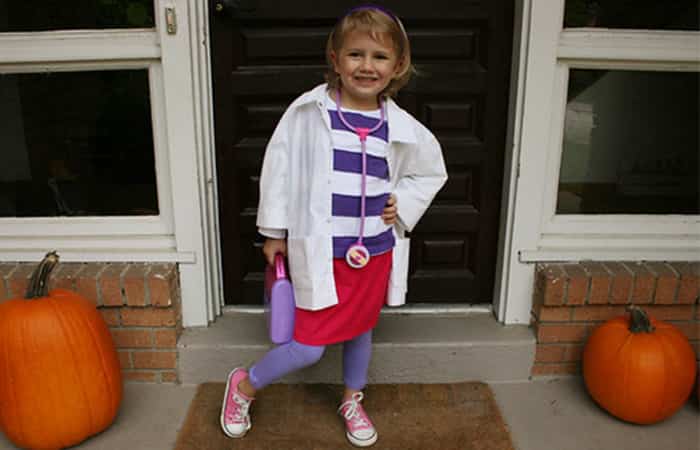 Niña caracterizada de la Doctora Juguetes Doctora Juguetes, poderes especiales