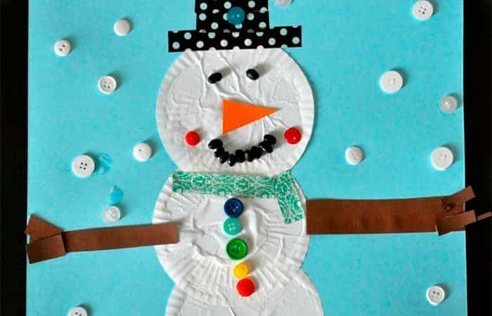 Muñecos de nieve con materiales reciclados Muñecos de nievo con materiales reciclados, cápsulas de papel para magdalenas