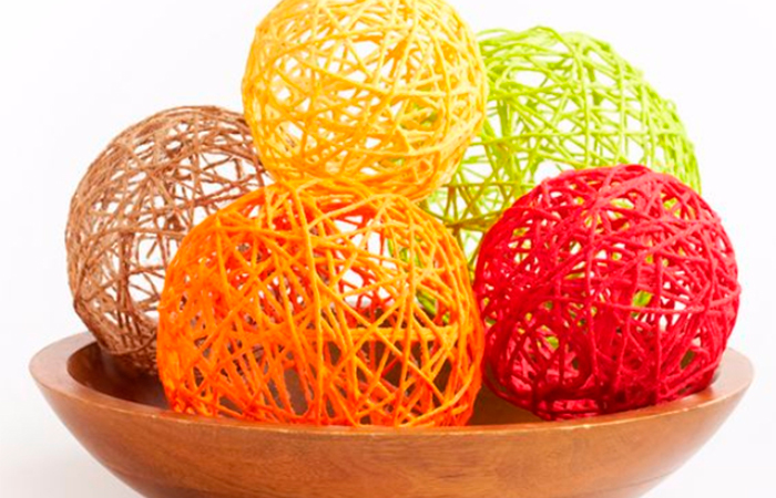 Bolas con hebras de colores Bolas decorativas hechas con globos y hebras