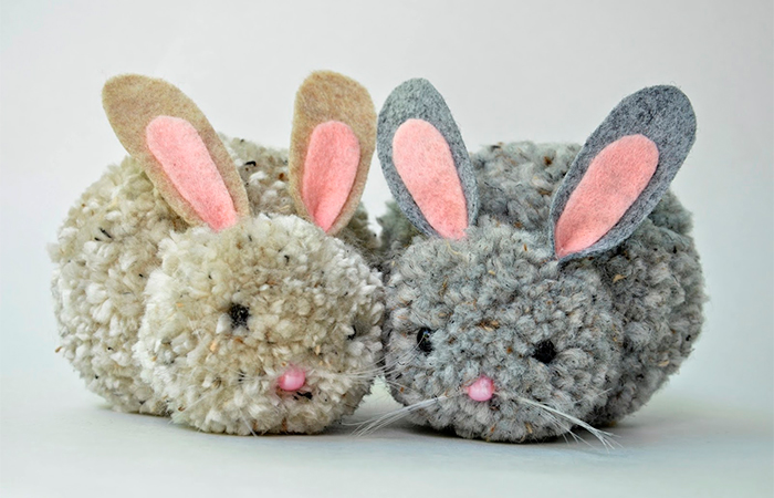 Conejos hechos con pompones de lana Manualidades de lana para niños: conejitos