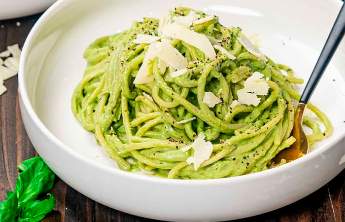 Espaguetis con pesto de espinacas y nueces Espaguetis con pesto de espinacas