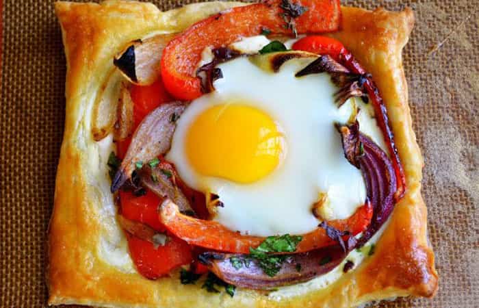 hojaldres-con-pimientos-y-huevo Recetas con pimiento: Tartaleta de pimiento y huevo