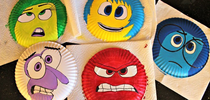 cinco personajes de película con platos desechables
