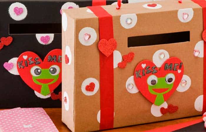 Manualidades para San Valentín maletín con corazones Buzones de San Valentín manualidades maletín