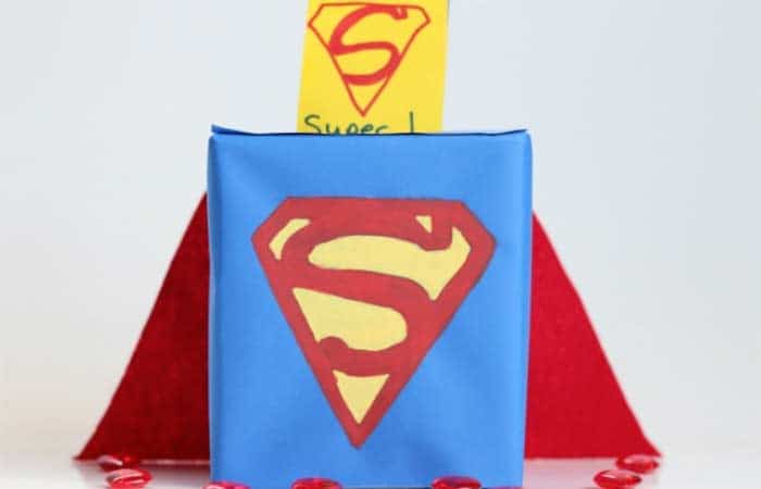 Manualidad buzón San Valentín superman pintado Buzones de San Valentín Manualidad superman