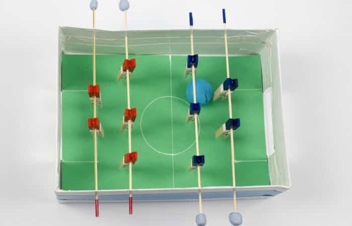 mini-futbolin-caja-zapatos juguetes hechos con cajas de zapatos