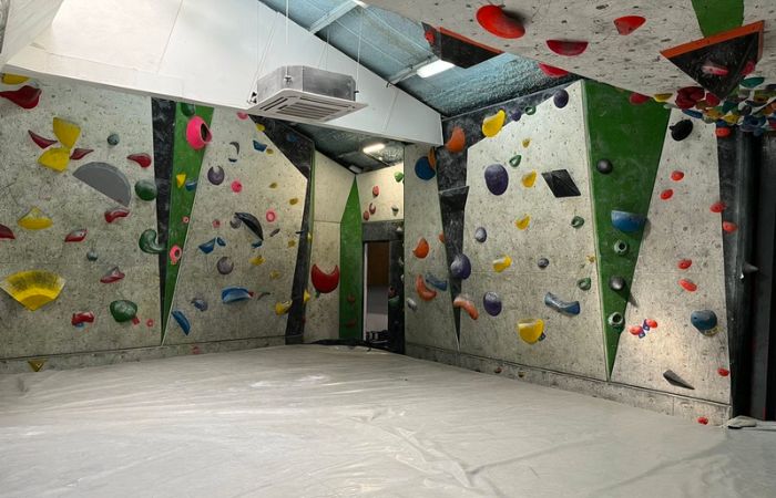 Moai Climbing