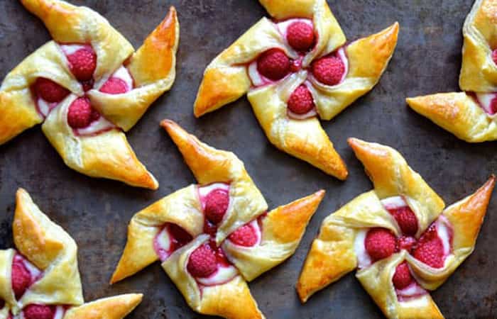 molinillos-de-hojaldre-y-queso Meriendas fáciles con queso: Molinillos de queso y frambuesas