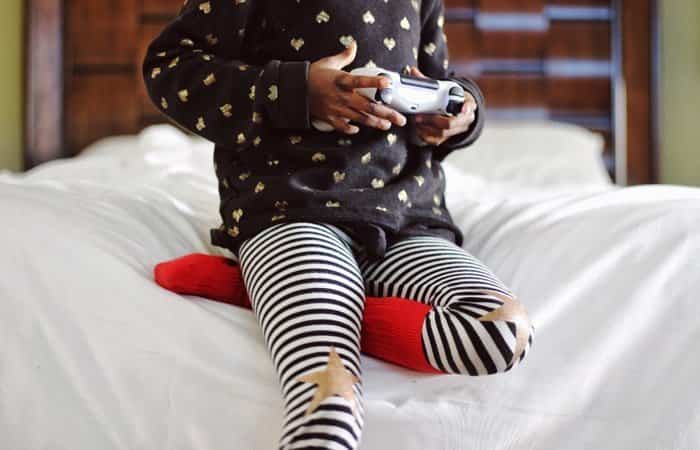 Niña jugando a videojuegos Niña jugando a videojuegos