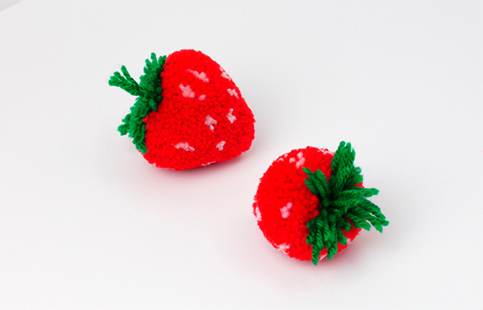 pompones con forma de fresa Fresitas hechas con pompones