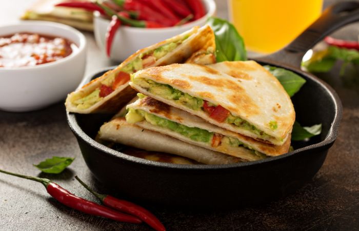 Quesadillas con salsa de tomate aparte Quesadillas de aguacate, tomate y queso