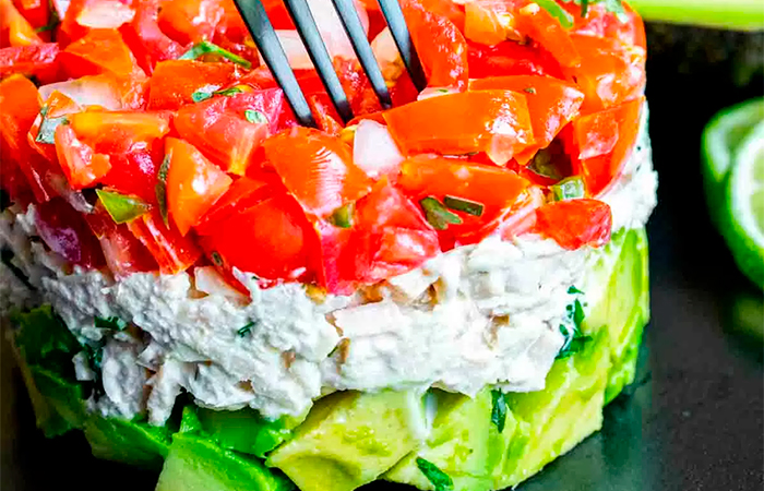 Timbal con atún y tomate, una de las recetas con aguacate rápidas y sencillas para cenar Timbal de aguacate, atún y tomate