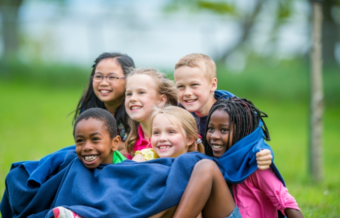Niños preparados para ir de campamento