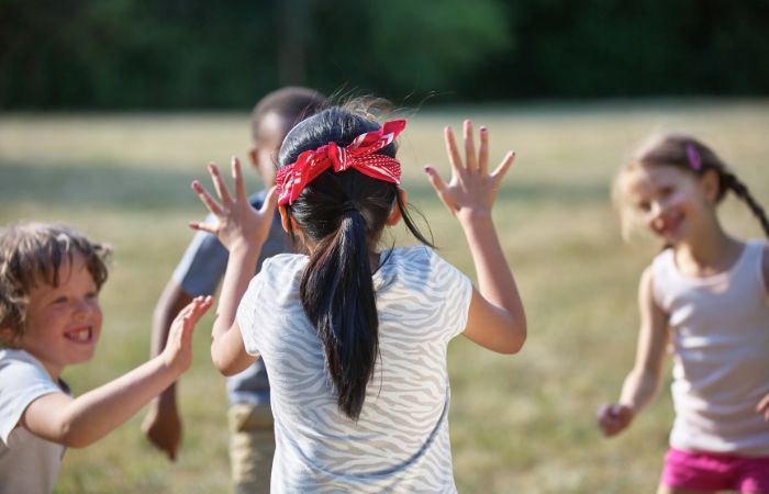 niños jugando a la gallinita ciega en un parque Gallinita ciega