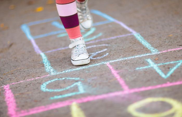 Rayuela, uno de los juegos tradicionales para niños Juegos tradicionales: Rayuela