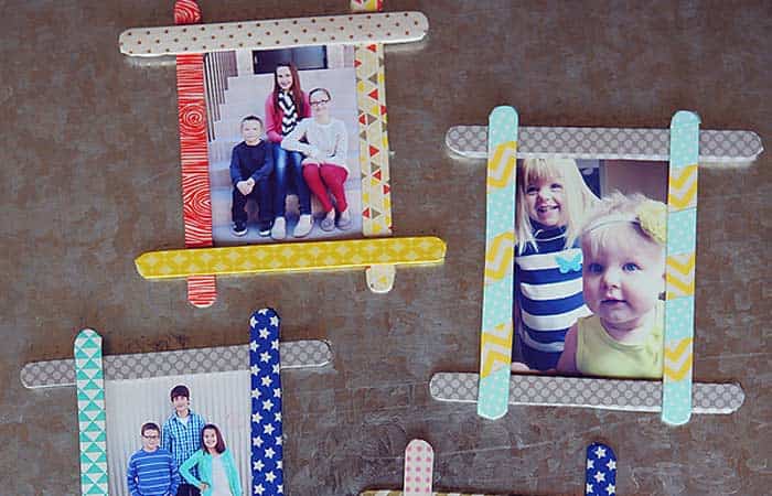 Marco para el Día de Padre hecho por los niños con palitos de manualidades Marco de fotos casero para el Día de Padre, palos de madera