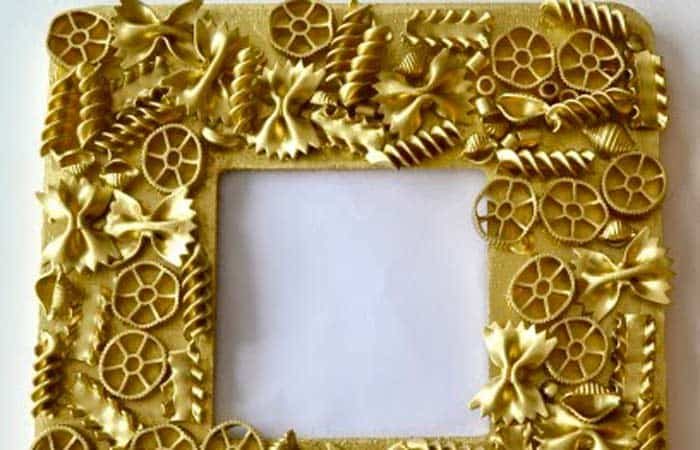Marco decorado con pasta corta de distintas clases y pintado de dorado Marco de fotos casero para el Día del Padre, hecho con macarrones