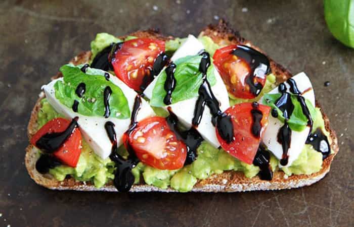 Tostas calientes caprese con aguacate