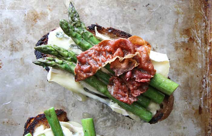 Tostas calientes de brie, espárragos y jamón