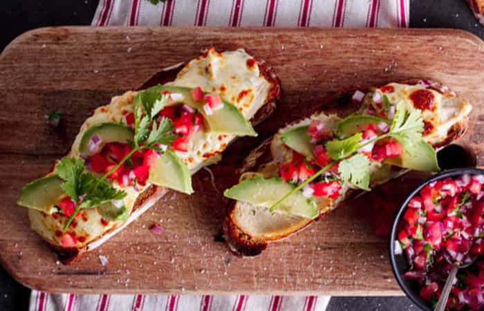 Tostas calientes de pollo con salsa