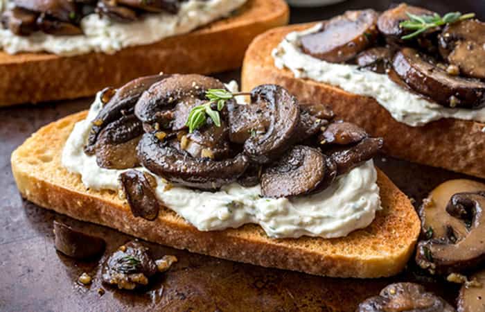 Tostas calientes de requesón y champiñones