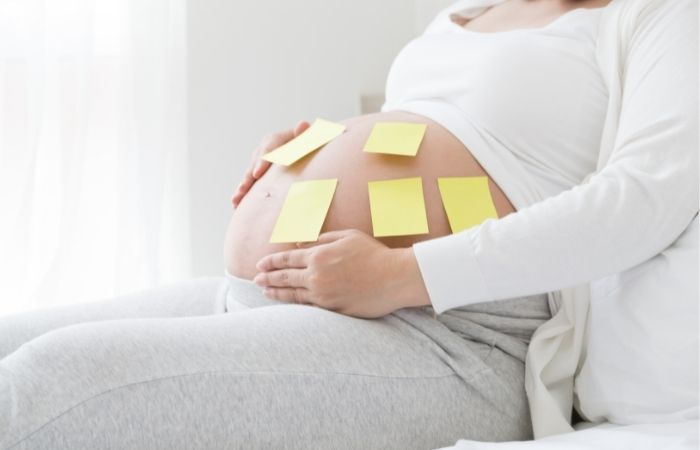 Embarazada con pósit pegados a la barriga Fotos divertidas de embarazo: con varios pósit en la barriga